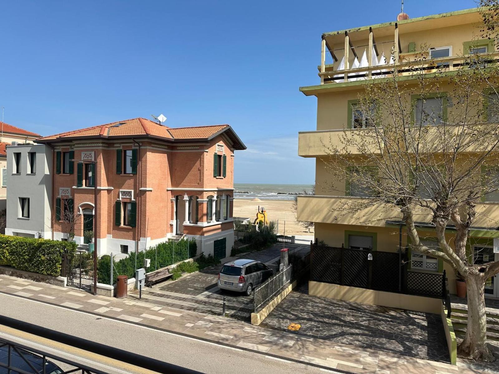 Beach House Holiday Apartments Римини Екстериор снимка